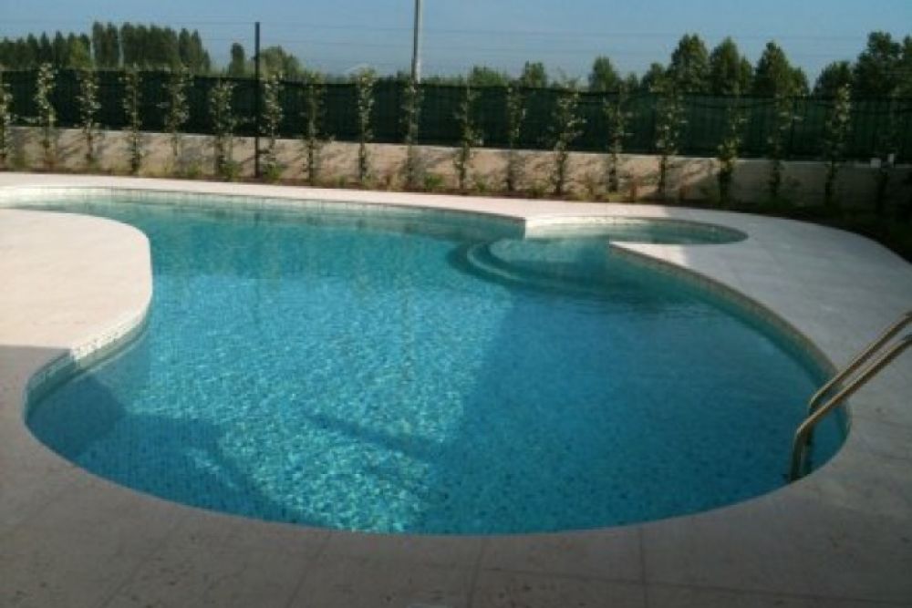 realizzazione di piscina a forma libera con skimmer "sklang", per un cliente privato di mantova
