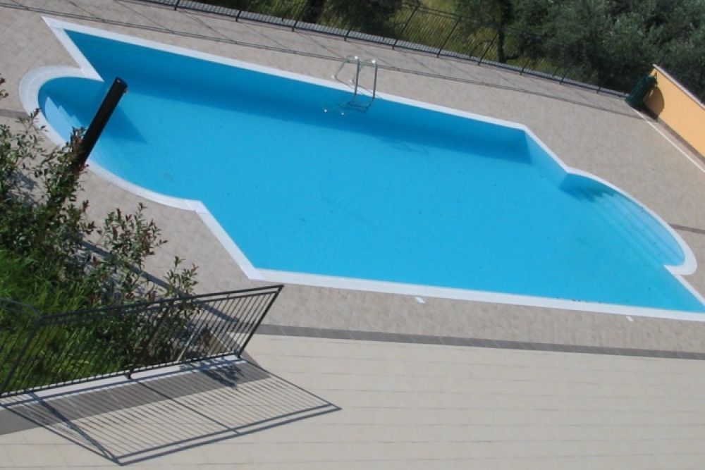 realizzazione di piscina a sfioro per un cliente privato di brescia