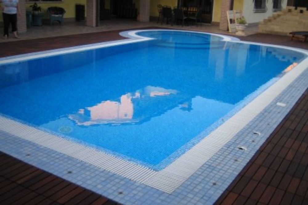 realizzazione di piscina a sfioro per un cliente privato di verona