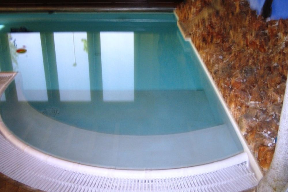 realizzazione di una piscina interna a sfioro per un cliente privato di cremona